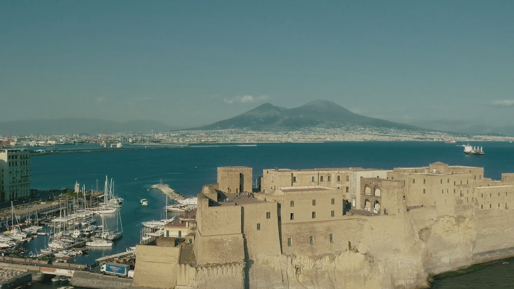 Una performance di pittura dal vivo dell'artista Gennaro Regina sulla sommità di Castel dell'ovo.